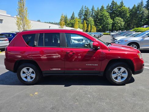 Used 2017 Jeep Compass Latitude FWD image 8