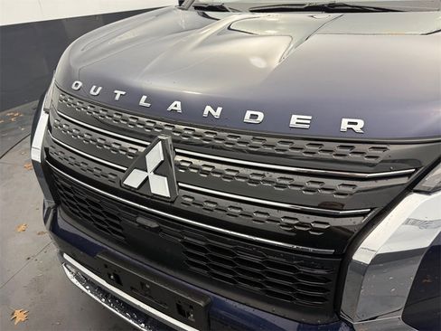 Used 2022 Mitsubishi Outlander SE image 32