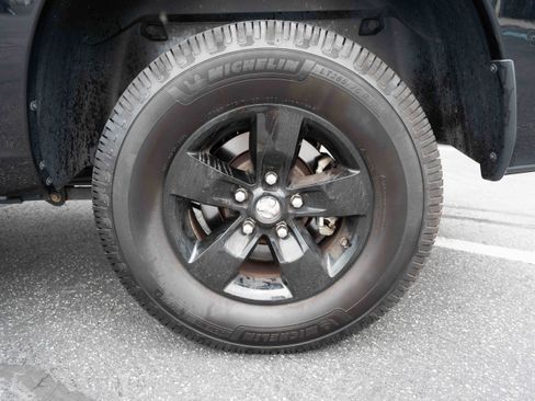 Used 2021 RAM 1500 4x4 Crew Cab Classic w/ Chrome Appearance Group image 27