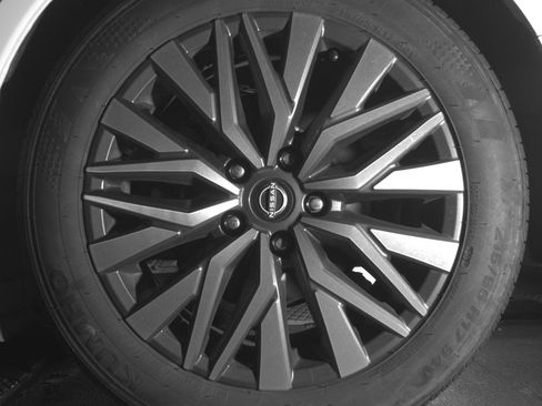 Used 2025 Nissan Altima 2.5 SV FWD image 14