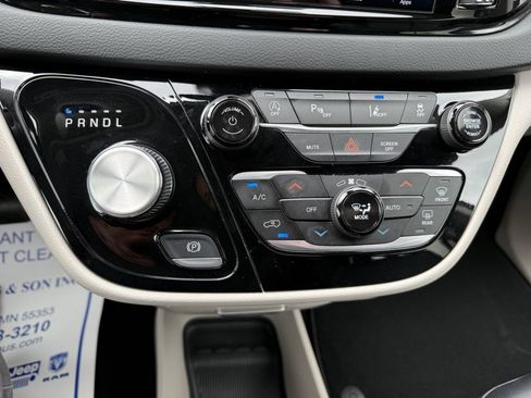 Used 2023 Chrysler Pacifica Touring-L FWD image 29