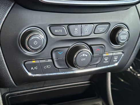Used 2019 Jeep Cherokee Latitude w/ Popular Appearance Group FWD image 19