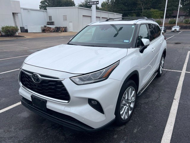 Used 2023 Toyota Highlander Limited FWD image 3