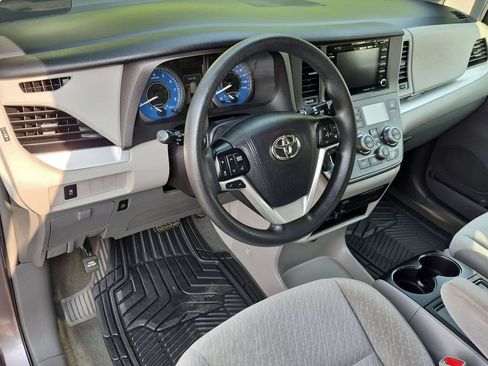 Used 2019 Toyota Sienna LE FWD image 10