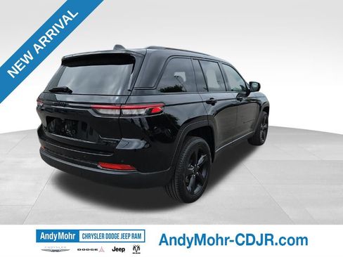 Used 2023 Jeep Grand Cherokee Limited w/ Black Appearance Package AWD/4WD image 5