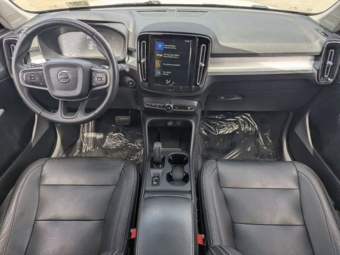 Used 2020 Volvo XC40 T4 Momentum w/ Protection Package Premier image 12