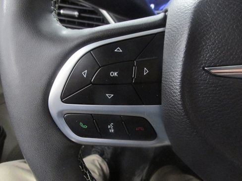 Used 2023 Chrysler Pacifica Touring-L FWD image 33