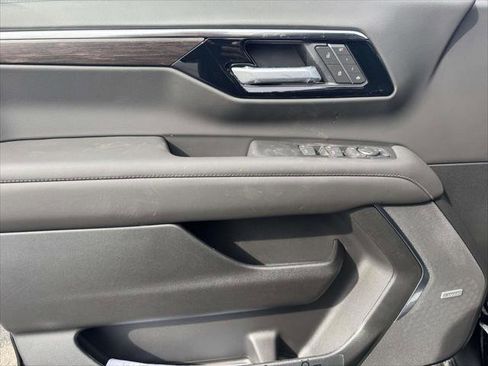 New 2026 Chevrolet Suburban LT image 14