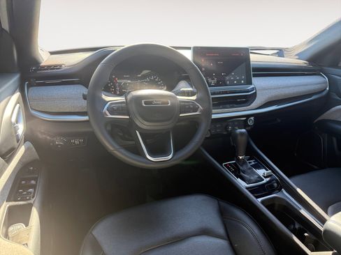 Used 2024 Jeep Compass Latitude image 15