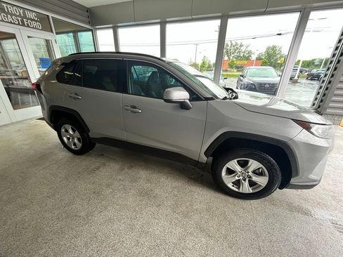 Used 2021 Toyota RAV4 XLE w/ Convenience Package FWD image 4