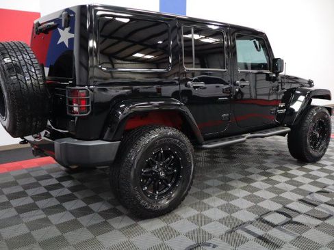 Used 2017 Jeep Wrangler Unlimited Sahara w/ Connectivity Group AWD/4WD image 17
