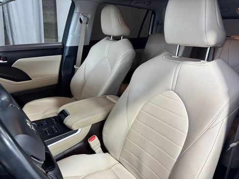 Used 2021 Toyota Highlander XLE image 20