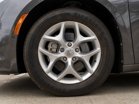 Used 2019 Chrysler Pacifica Touring-L Plus w/ Advanced Safetytec Group image 14