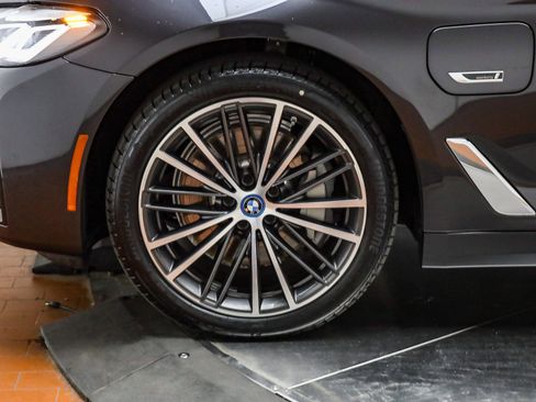Certified 2023 BMW 530e w/ Premium Package image 12