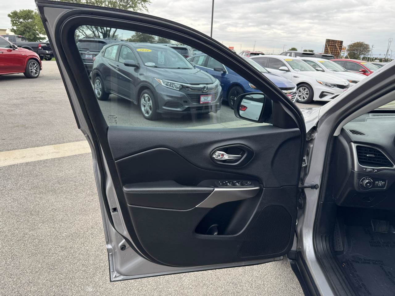 Used 2019 Jeep Cherokee Latitude Plus FWD image 13