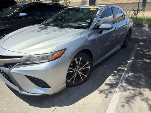 Used 2018 Toyota Camry SE FWD image 2