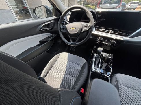 Used 2025 Chevrolet Trax LT FWD image 34