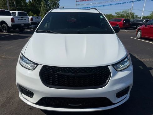 Used 2023 Chrysler Pacifica Limited w/ Uconnect Theater Family Group FWD image 8