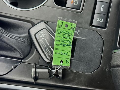 Used 2020 Toyota Highlander XLE FWD image 25