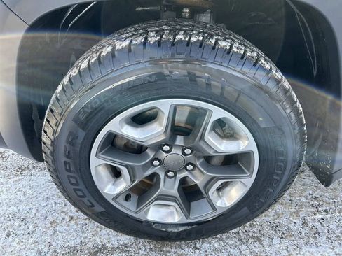 Used 2019 Jeep Cherokee Trailhawk AWD/4WD image 7