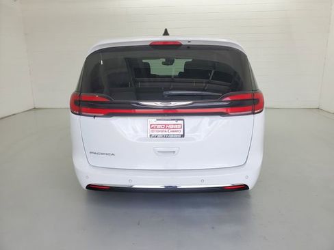 Used 2023 Chrysler Pacifica Touring-L image 6