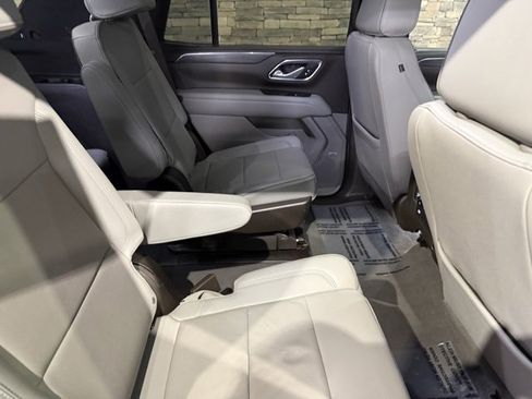 Used 2023 GMC Yukon SLT w/ SLT Luxury Package image 4