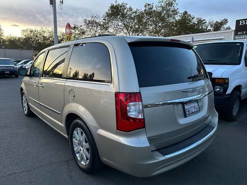 Used 2014 Chrysler Town & Country Touring image 7