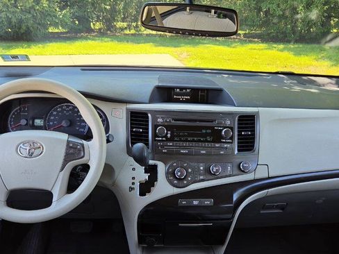 Used 2011 Toyota Sienna LE FWD image 28