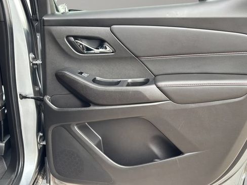 Used 2023 Chevrolet Traverse RS FWD image 11