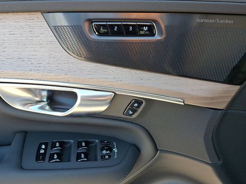 New 2026 Volvo XC90 B6 Plus w/ Protection Package Premier image 9