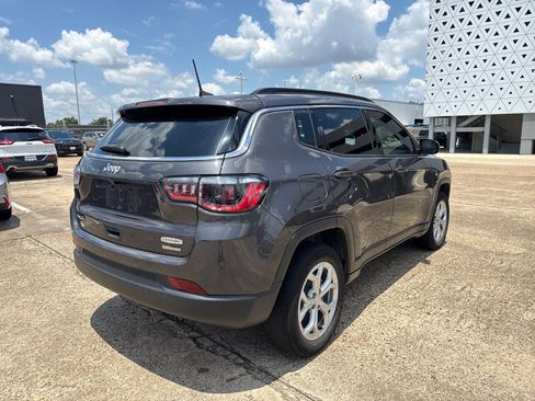 Used 2024 Jeep Compass Latitude w/ Convenience Group AWD/4WD image 9