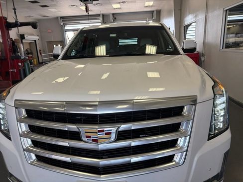 Used 2018 Cadillac Escalade ESV Luxury AWD/4WD image 4