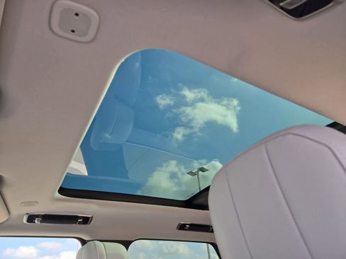 Used 2024 Land Rover Range Rover Sport SE image 17