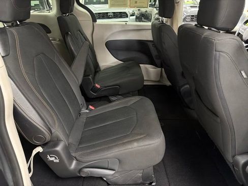 Used 2019 Chrysler Pacifica Touring Plus FWD image 11