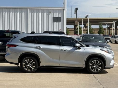 Used 2021 Toyota Highlander XLE FWD image 3