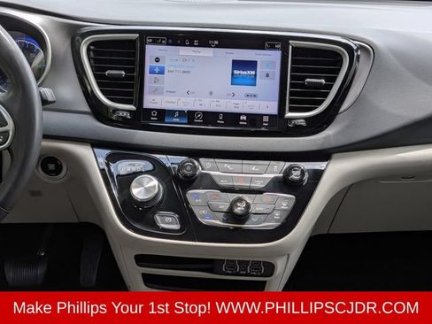 Used 2023 Chrysler Pacifica Touring-L FWD image 17