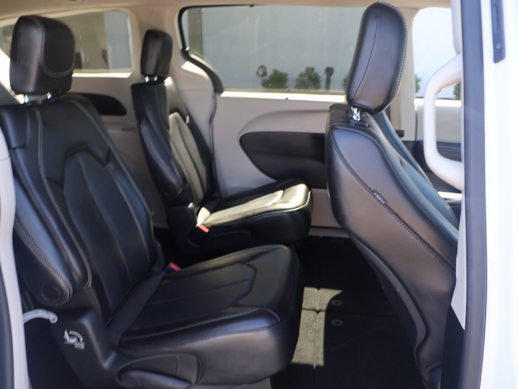 Used 2023 Chrysler Pacifica Touring-L FWD image 11