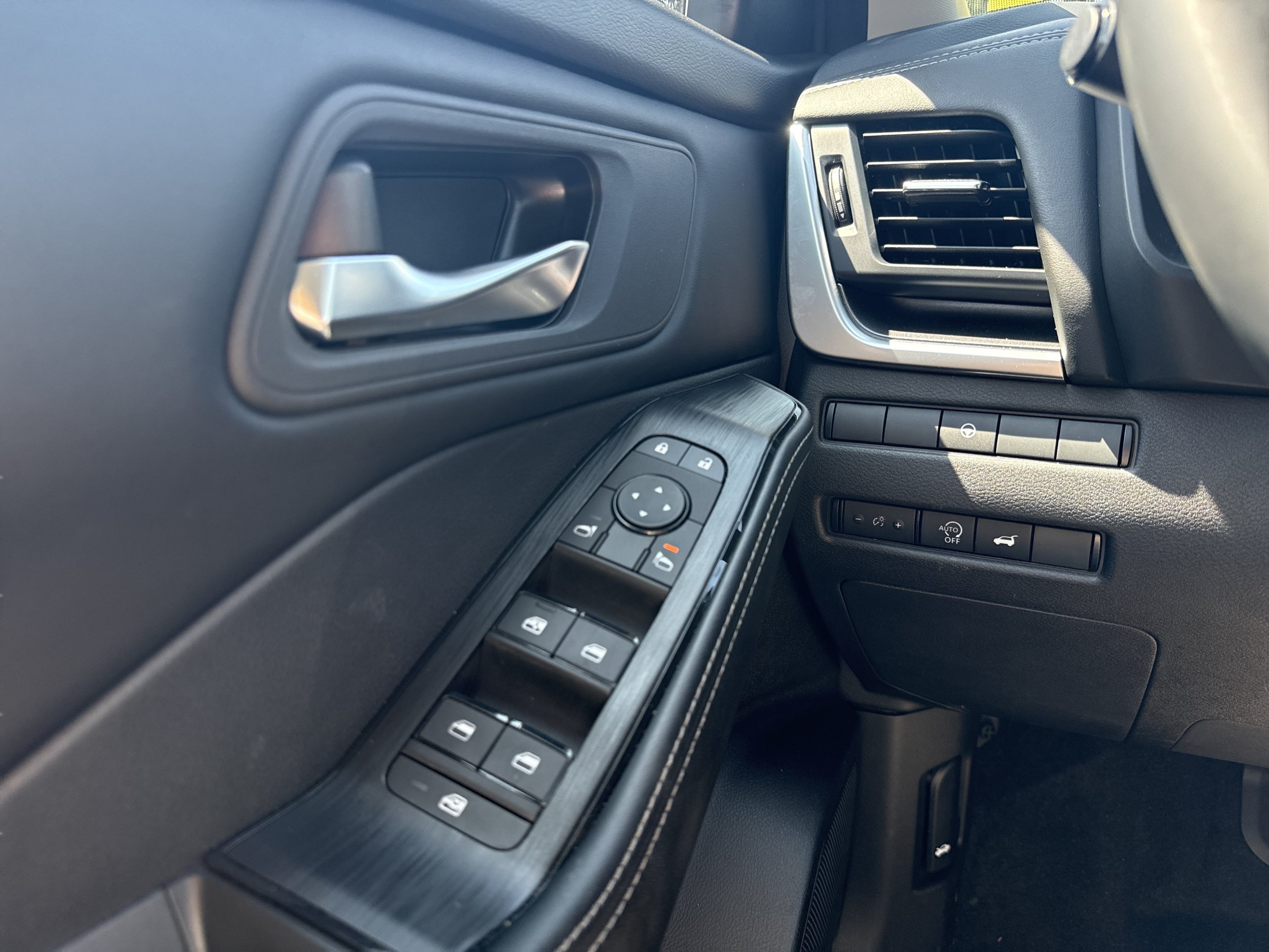 Used 2026 Nissan Rogue SV AWD/4WD image 19