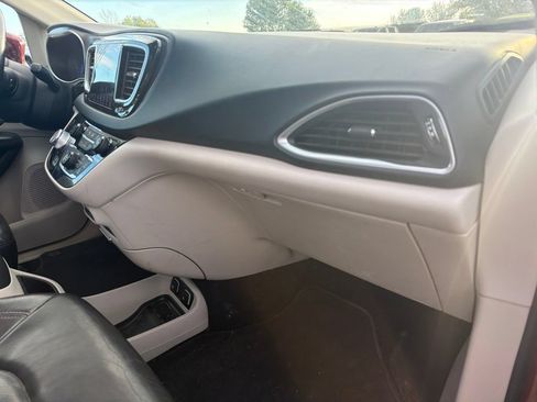 Used 2018 Chrysler Pacifica Touring-L Plus FWD image 31