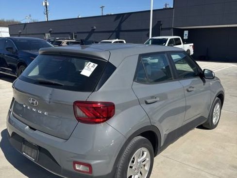 Used 2022 Hyundai Venue SE image 6