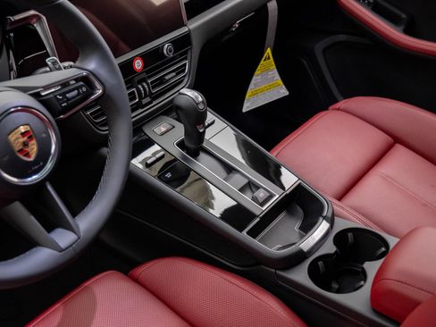 Certified 2026 Porsche Macan AWD/4WD image 13