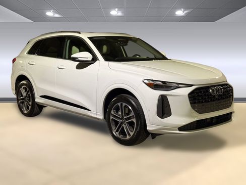 Certified 2025 Audi Q5 Premium w/ Convenience Package image 6