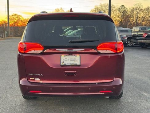 Used 2018 Chrysler Pacifica Touring-L image 4