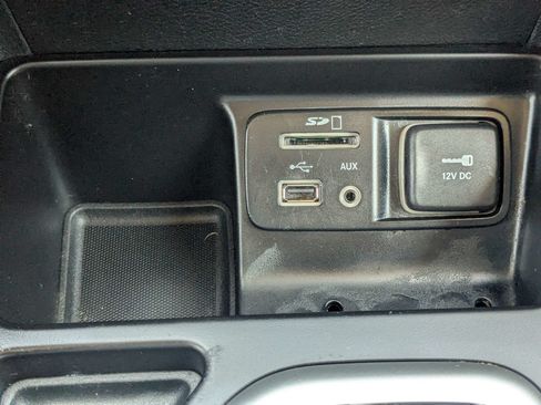 Used 2018 Jeep Cherokee Latitude Plus w/ Comfort/Convenience Group FWD image 25