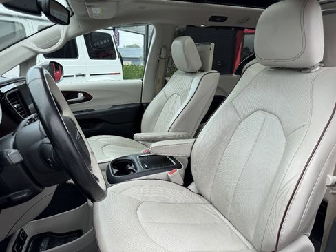 Used 2017 Chrysler Pacifica Limited FWD image 10