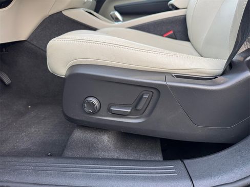 Certified 2024 Volvo XC40 B5 Plus w/ Climate Package image 27