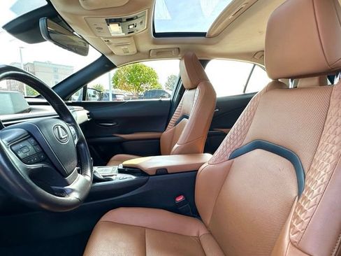 Used 2020 Lexus UX 250h w/ Premium Package AWD/4WD image 18