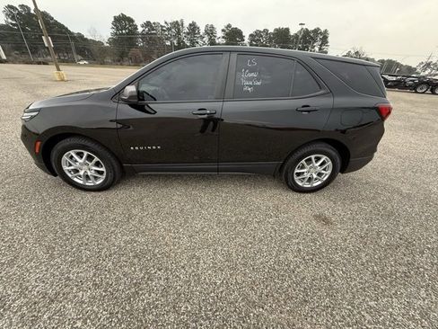 Used 2022 Chevrolet Equinox LS w/ LS Convenience Package image 4