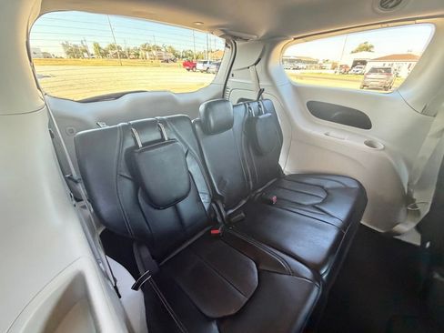 Used 2023 Chrysler Pacifica Touring-L FWD image 27