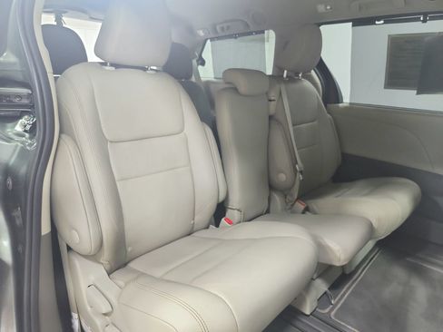 Used 2020 Toyota Sienna XLE Premium FWD image 54